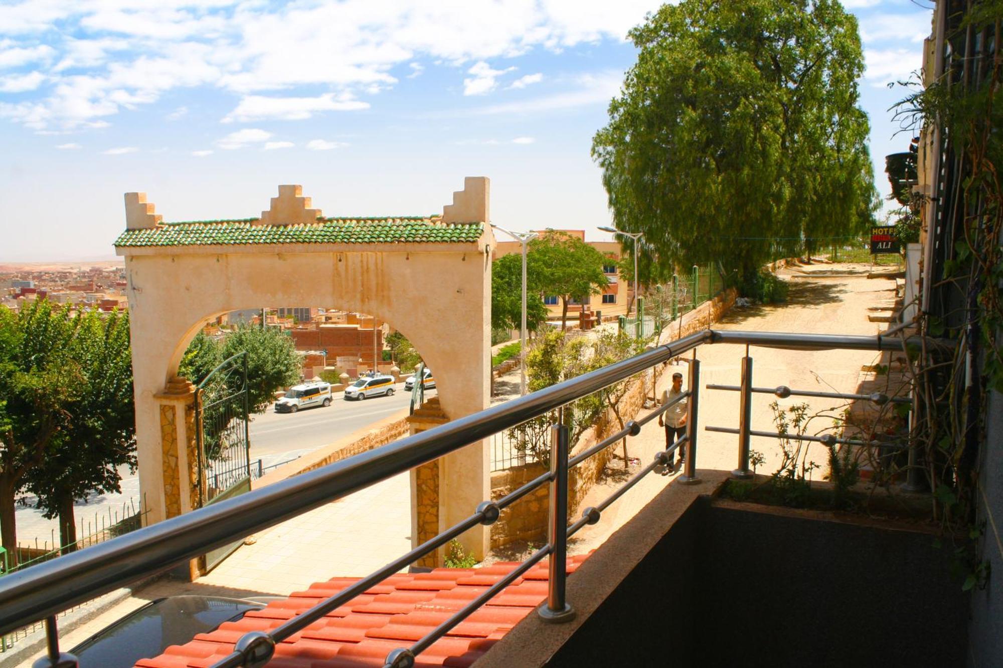 Hotel Restaurant Bougafer 미델트 외부 사진